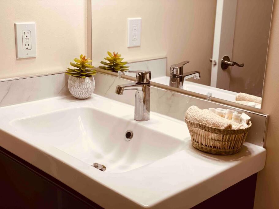 Unit #301 Mountain View 2Br In Canmore Down Town Exteriör bild